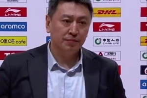 王世龙：大家拼得非常努力 但篮板球还有问题 回去好好总结