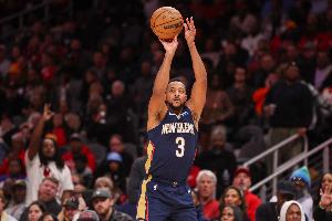 炸裂输出！麦科勒姆打满首节10中6爆砍18分 三分4中3