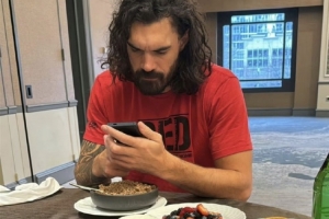 伊森晒队友亚当斯的早餐：原始人啊😦