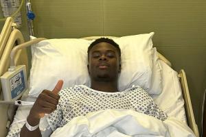 记者：萨卡术后已回基地康复训练，预计至少伤缺至3月