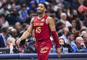 打得可以！米切尔半场10中4拿到10分1板1助 得分全部来自次节