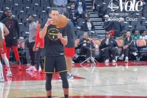 老粉直呼完辣🤣库里赛前热身中线三分稳稳投进 展现逆天手感