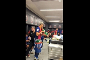 巴萨官方晒西超杯夺冠后更衣室庆祝视频：还有更多的内容来源于此