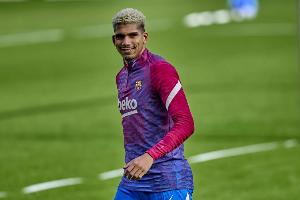 不走了！西媒：阿劳霍被德科说服决定留队，他甚至可能与巴萨续约