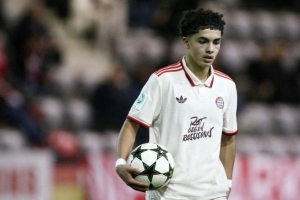 德天空：孔帕尼对17岁小将印象深刻，决定让他长期参加一线队训练