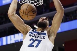 芬奇谈戈贝尔抢板：他总是陷入缠斗 希望看到他在空中把球拿下