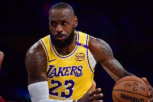 老詹谈与小女孩合影：我一直试图成为榜样 希望她去学校吹嘘一下