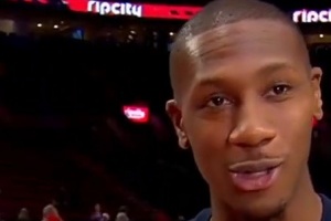 哈登献本赛季第三扣！😅邓恩打趣：我不知道他还能扣