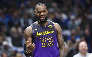 三分命中率重回4成👀🔥詹姆斯赛季场均拿下23.8分7.5板8.8助