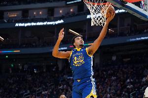 积极拼抢！TJD上半场5中2得5分10板1助1帽 包括4个进攻板