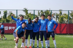 戴伟浚晒赢球小分队合照：最开心就系赢波😂