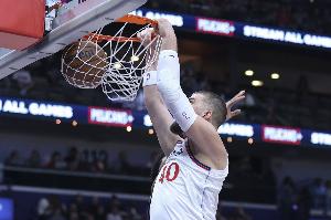 孔祥宇：排联盟中锋时该把祖巴茨往前放 他数据不亮眼但贡献很高