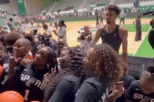 在巴黎人气很高！文班回到以前比赛的体育馆 为球迷签名合影