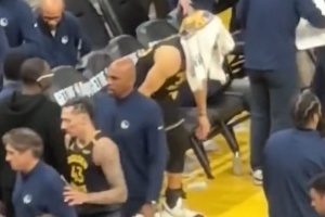 狂输40分！库里赛后坐在场边一脸懵 随后起身与替补球员击掌