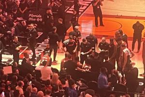 太阳快出手吧😞！热火暂停期间 巴特勒独自坐一边...