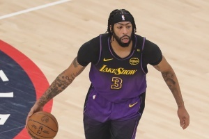 攻防俱佳！浓眉首节7中4拿到9分5板2助2帽 正负值+7