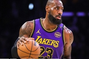 😝湖人官方晒詹姆斯三双海报：40岁！让一切看起来游刃有余