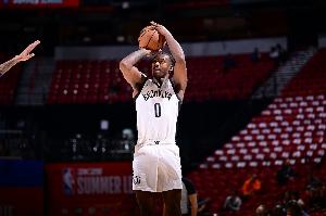 奇兵！怀特黑德半场7分钟4中4拿到11分 三分3中3