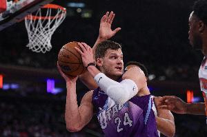 真能抢啊！凯斯勒10中8得到17分15板1助2帽 狂抢9个进攻板