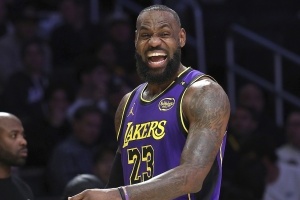 这40岁老将！詹姆斯半场12中6得12分7板2助 2记扣篮实力倒退20年