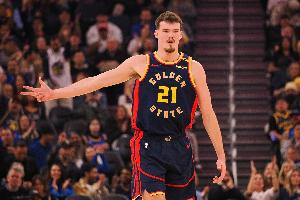 波斯特：我在与库里打球方面有所进步 我就是努力让他打得轻松