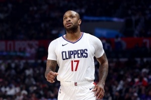 美记：若塔克被交易预计将被买断 他可能会选择签下底薪结束生涯