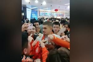 外援终于来了！巴西双子星抵达济南，泰山球迷热情接机