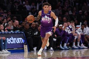 砸歪篮筐！基昂特-乔治15投仅3中拿到8分7助 三分8中0