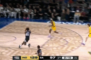 动作很危险！西索科上篮被沃克追防击中头部 后者被吹一级恶犯