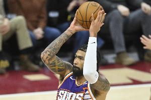 真顺手！理查兹上半场6中3得7分1助 怒抢15板&包括5个进攻板