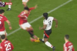 本赛季两次了😱利马再上演双脚下跺废人动作，特劳雷逃过一劫