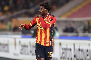 记者：曼联继续与莱切商谈多古转会，讨论的转会费约为3000万镑