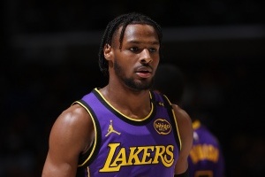 雷迪克：虽然布朗尼在场上表现不好 但他在做好准备方面非常出色