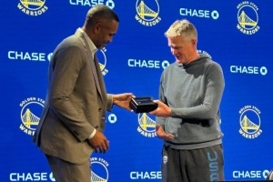 美国男篮总经理格兰特-希尔为科尔颁发巴黎奥运会冠军戒指