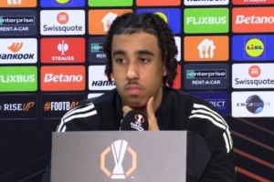 约罗：加盟曼联不需要思考 过去踢过三后卫适应起来更容易