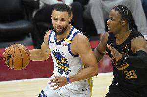 骑勇一家亲😂勇士爆冷胜雷霆 助骑士重夺联盟第一宝座👑！