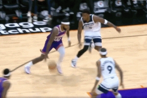 哪里逃？奥尼尔持球强攻挤开爱德华兹 但还是被后者迎面大帽