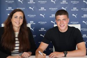 罗马诺：曼城同意将20岁前锋迪克森租借到苏超马瑟威尔