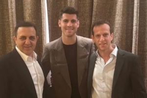 记者：莫拉塔已和加拉塔萨雷高层合影，行程可能因机场大雾延误