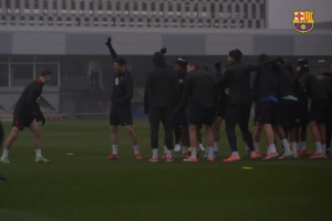 巴萨队友在昨天训练前庆祝加维续约，直接将他拍倒在地上