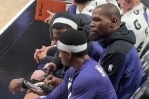 这交易是真的？KD替补席吃瓜到怀疑人生 比尔一脸难以置信😮