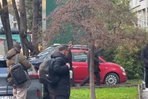 记者晒希门尼斯抵达米兰俱乐部视频，球员准备接受体检