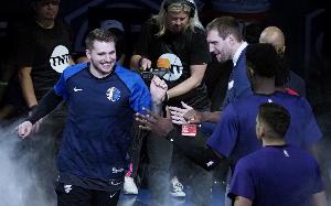 现在呢？库班曾表示：会为东契奇立雕像 让他和司机决定哪个更大