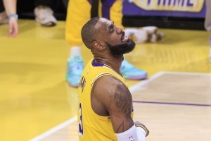 鲍仁君：交易没问詹姆斯 他签了长约 湖人为未来就不再考虑其感受