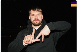 东契奇比“LA”手势！湖人官方晒图：少了这俩字母是拼不出Luka的