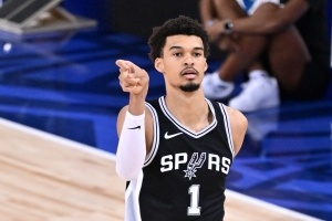 真不敢下啊！文班亚马半场9中5拿下14分7板3助2断2帽 首节12分