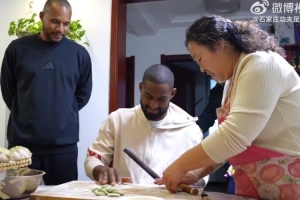 第一次来中国过春节，让我们看看两位外援的饺子包的怎么样吧