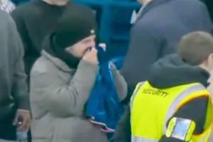 味大无需多言😵恩佐赛后将球裤送给球迷，球迷拿着闻了闻