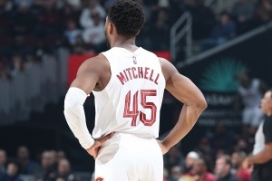 米切尔今天不会出战！阿特金森：上一场末节上篮时他伤了肩膀