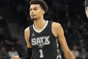 22胜平上赛季！文班：这本该来得更早 除了变更好我们没其他办法